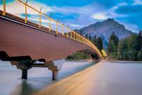 Puente con barandilla iluminada (© StructureCraft Builders Inc.)